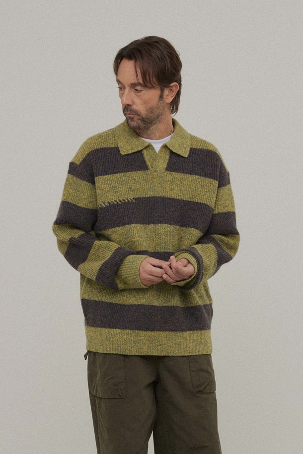 "볼드 스트라이프 카라 니트_LIGHT GREEN"는 남성용 상의로, 가을과 겨울에 따뜻하게 착용하기 좋은 니트 소재의 긴소매 제품입니다. 라이트 그린과 차콜 그레이 두 가지 색상으로 제공되며, 캐주얼 및 베이직 스타일을 연출하기 좋습니다. 두꺼운 두께감과 부드러운 촉감의 니트는 레귤러핏으로 편안하게 착용 가능하며, 볼드한 스트라이프 패턴과 카라넥 디테일이 특징입니다. 데이트룩이나 모임룩 등 다양한 TPO에 활용할 수 있으며, 캐주얼, 클래식, 미니멀 스타일을 즐겨 입는 남성에게 추천합니다.
