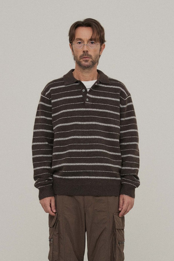 **스트라이프 카라 니트_BROWN**는 남성용 상의 니트/스웨터입니다. 가을, 겨울에 착용하기 좋으며, 캐주얼하고 베이직한 스타일을 연출합니다. 브라운 컬러에 레귤러핏, 긴소매, 두꺼운 두께감과 부드러운 촉감의 니트 소재로 제작되었습니다. 스트라이프 패턴과 폴로 스타일 카라 디자인이 특징이며, 출근룩이나 데이트룩에 활용하기 좋습니다. 캐주얼, 클래식, 미니멀 스타일을 즐겨 입는 남성에게 추천합니다.
