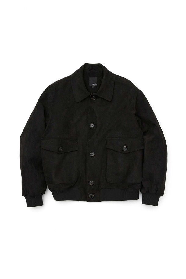 부드러운 스웨이드 질감의 블랙 컬러 '스웨이드 라이크 카라 블루종'입니다. 캐주얼하고 베이직한 스타일로, 봄, 가을 간절기에 활용하기 좋습니다. 크롭 기장에 루즈핏으로 편안한 착용감을 선사하며, 버튼 여밈 방식과 카라 디테일이 특징입니다. 데일리룩에 포인트 아이템으로 활용하여 미니멀한 스타일을 연출해보세요. 긴 소매 기장으로 다양한 룩에 매치하기 용이합니다.
