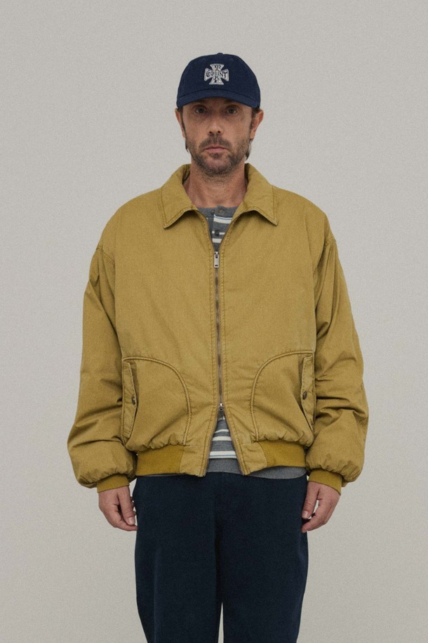 베이직한 디자인의 남성용 코튼패딩 카라 블루종입니다. 넉넉한 두께감으로 가을과 겨울철, 일상에서 따뜻하게 착용하기 좋습니다. 부드러운 면 소재로 제작되어 편안한 착용감을 선사하며, 레귤러 핏으로 제작되어 어떤 스타일에도 자연스럽게 어울립니다. 베이지 컬러의 무지 디자인으로, 캐주얼하고 미니멀한 스타일을 연출하기 좋습니다. 집업 방식과 긴소매, 카라 디테일이 특징입니다.
