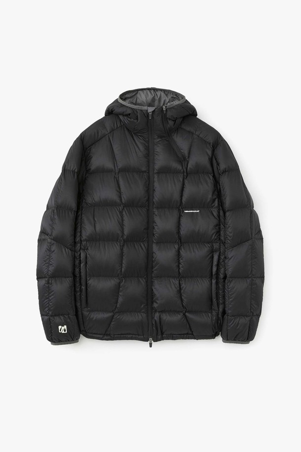 블랙 컬러의 스퀘어 퀼팅 다운 재킷입니다. 나일론 소재로 제작되어 부드러운 촉감을 선사하며, 두꺼운 두께감으로 뛰어난 보온성을 제공합니다. 미니멀하고 캐주얼한 스타일로, 오버핏 디자인과 크롭 기장이 특징입니다. 집업 방식으로 간편하게 착용 가능하며, 겨울철 일상복으로 활용하기 좋습니다. 
