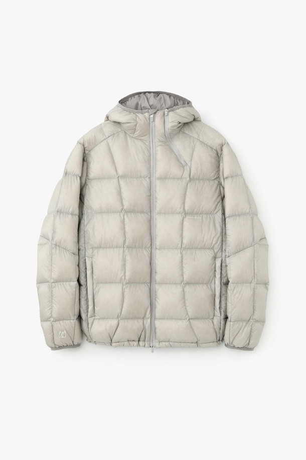 그레이 컬러의 스퀘어 퀼팅 다운 재킷입니다. 오버핏으로 제작되어 편안한 착용감을 선사하며, 겨울철 보온성을 책임지는 두꺼운 두께감의 패딩입니다. 미니멀하고 캐주얼한 스타일로, 다양한 룩에 활용하기 좋습니다. 나일론 소재로 제작되어 부드러운 촉감을 느낄 수 있으며, 푹신한 충전재와 퀼팅 패턴이 특징입니다. 집업 방식으로 간편하게 착용 가능하며, 긴 소매 기장과 경량 기능으로 활동성을 더했습니다.
