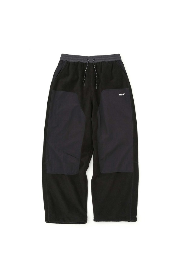 워크 플리스 팬츠_BLACK는 일상복과 피트니스룩을 아우르는 스포티하고 캐주얼한 무드의 긴바지입니다. 부드러운 촉감의 면, 나일론, 플리스 혼방 소재로 제작되었으며, 자연스러운 레귤러핏을 선사합니다. 블랙 컬러에 나일론 투톤 배색과 앞면 로고 프린트, 후면 로고 자수 디테일이 돋보입니다. 허리 E-밴딩과 스트링, 밑단 스트링, 유틸리티 포켓으로 활동성과 편의성을 높였습니다. 
