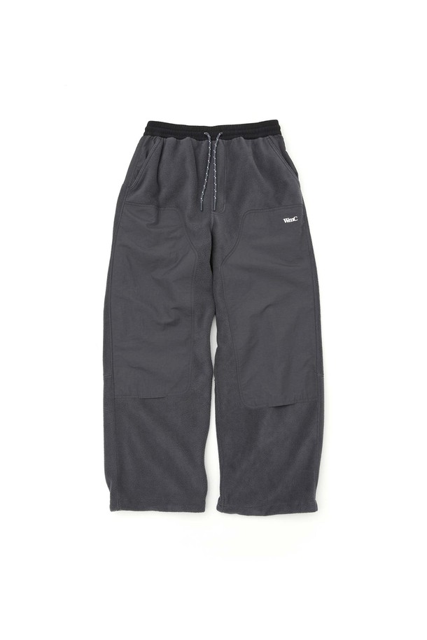 차콜 그레이 색상의 워크 플리스 팬츠입니다. 면과 나일론 혼방 소재로 제작되어 부드러운 촉감을 선사하며, 레귤러핏으로 자연스러운 착용감을 제공합니다. 허리 E-밴드와 스트링, 밑단 스트링으로 편안한 착용감을 더했으며, 나일론 투톤 배색과 앞면 로고 프린트, 후면 로고 자수 디테일이 돋보입니다. 일상복과 애슬레저 스타일 모두 소화 가능하며, 스포티하고 캐주얼한 무드를 연출합니다. 유틸리티 포켓 디자인으로 실용성을 높인 긴바지 트레이닝 팬츠입니다.
