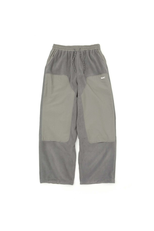 워크 플리스 팬츠_GREY는 편안한 착용감과 스포티한 스타일을 연출하는 플리스 팬츠입니다. 그레이 컬러의 면 소재로 제작되어 부드러운 촉감을 선사하며, 일상복과 애슬레저룩 모두 소화 가능한 활용성을 자랑합니다. 허리 E-밴드와 밴딩 디테일로 편안한 착용감을 제공하며, 허리 및 밑단 스트링으로 핏 조절이 용이합니다. 나일론 투톤 배색과 유틸리티 포켓 디자인으로 포인트를 더했으며, 산책룩과 같은 가벼운 활동에 적합합니다.
