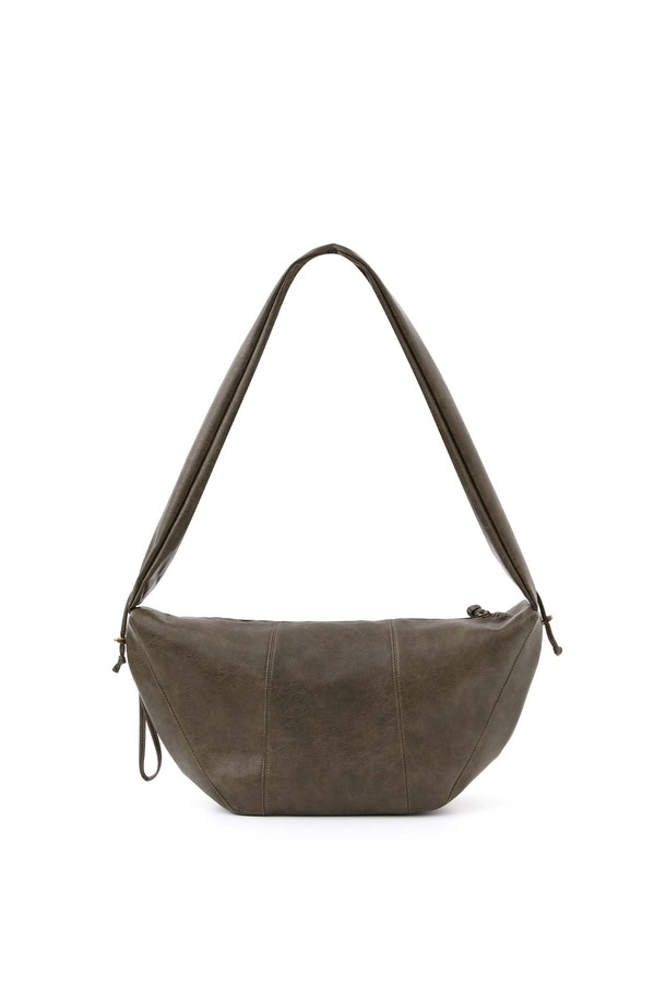 세련된 링클 호보백_브라운은 남성을 위한 미디엄 사이즈 가방입니다. 인조가죽과 폴리에스터 소재로 제작되었으며, 자연스러운 링클 텍스처가 특징입니다. 클래식, 미니멀, 시크 스타일에 어울리며 출근룩, 비즈니스 캐주얼, 모임룩 등 다양한 TPO에 활용할 수 있습니다. 가방 내부에는 지퍼 포켓이 있어 수납이 용이하고, 크로스백 형태로 길이 조절이 가능합니다. 반원 형태의 디자인과 스토퍼 디테일, 지퍼형 잠금 방식으로 실용성을 더했습니다.
