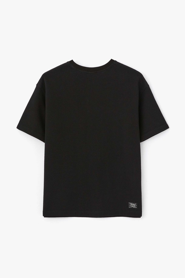 블랙 컬러의 와플 텍스쳐 헨리넥 반팔 티셔츠입니다. 면 소재로 제작되어 편안한 착용감을 선사하며, 봄, 여름 시즌에 활용하기 좋습니다. 베이직하고 캐주얼한 스타일로 일상복으로 적합하며, 단작 단추 디테일과 후면 하단 포인트 라벨로 포인트를 더했습니다. 스탠다드핏으로 제작되어 편안하게 착용 가능하며, 동네 마실룩, 카페룩 등 다양한 TPO에 매치하기 좋습니다. 캐주얼, 미니멀, 클래식 스타일을 즐겨 입는 남성분들께 추천합니다.
