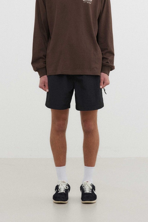 가볍고 시원한 착용감의 액티브 라이트 팬츠입니다. 고밀도 경량 나일론 소재에 메쉬 안감을 더해 통기성을 높였으며, 허리 스트링 조절로 편안한 착용감을 선사합니다. 스포티한 무드의 레귤러핏 숏 팬츠로, 백포켓 포인트 라벨과 고급스러운 스티치, 주름 가공 디테일이 돋보입니다.
