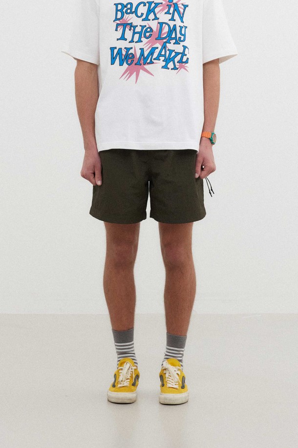 고밀도 경량 나일론 소재로 제작되어 시원하고 쾌적한 착용감을 선사하는 액티브 라이트 팬츠입니다. 허리 스트링으로 사이즈 조절이 용이하며, 메쉬 안감과 통기성 기능으로 여름철에도 쾌적하게 활동할 수 있습니다. 무지 디자인에 백포켓 포인트 라벨로 깔끔함을 더했으며, 주름 가공과 광택감 감소 처리로 실용성을 높인 레귤러핏 숏팬츠입니다.
