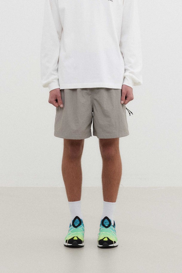 **액티브 라이트 팬츠 (3color)**는 남성용 액티브 나일론 팬츠로, 여름철 스포츠 및 일상 활동에 적합합니다. 고밀도 경량 나일론 소재에 메쉬 안감을 더해 통기성과 착용감을 높였으며, 허리 스트링 조절, 백포켓 포인트 라벨, 크리스 가공 등의 디테일로 기능성과 스타일을 모두 갖췄습니다. 레귤러핏에 숏 기장으로 제작되어 활동성을 높였으며, 부드러운 촉감과 무지 디자인으로 어떤 상의와도 쉽게 매치할 수 있습니다.
