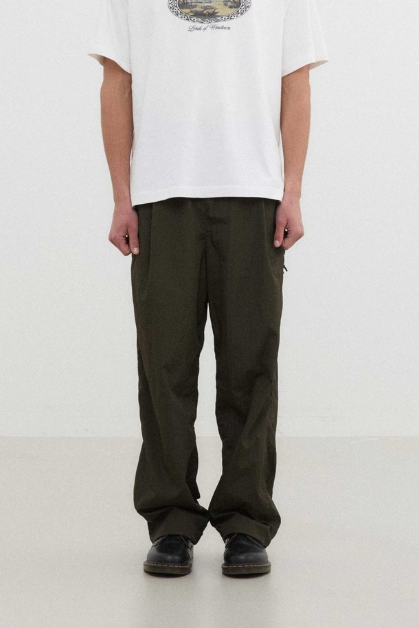 딥플리츠 나일론 팬츠는 캐주얼, 미니멀, 시티보이 스타일을 즐기는 남성을 위한 바지입니다. 봄, 여름 시즌에 적합하며, 동네 마실룩과 여행룩에 어울리는 아이템입니다. 고밀도 경량 나일론 소재로 제작되어 시원한 착용감을 선사하며, 광택을 최소화하여 은은한 멋을 더했습니다. 테이퍼드핏으로 다리가 길어 보이는 효과를 주며, 앞면 턱 디테일, 대각선 포켓, 심라인 커팅 포인트, 고급스러운 스티치 등의 특징을 갖췄습니다. 밴딩 처리로 편안한 착용감을 제공하며, 부드러운 촉감과 얇은 두께로 활동성을 높였습니다.
