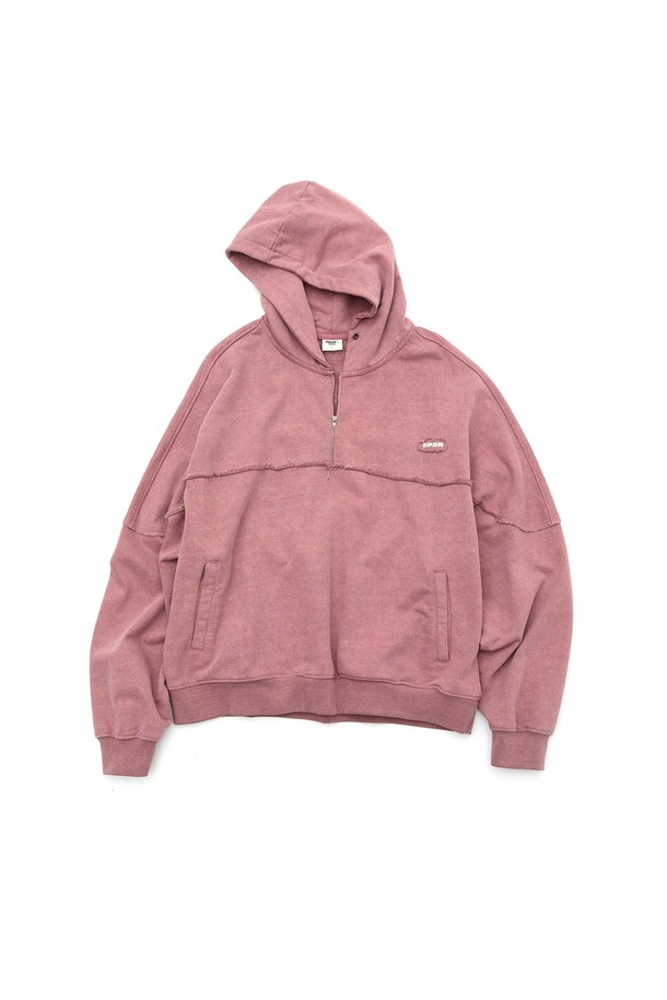 모스 핑크 컬러의 반집업 후드티입니다. 면 소재로 제작되어 부드러운 촉감과 편안한 착용감을 선사하며, 캐주얼한 스타일을 연출하기 좋습니다. 오버핏으로 제작되어 편안한 착용감을 제공하며, 후드 아일렛 디테일과 옆 라벨, 후면 넥라인 반달 장식 스티치, 우측 상단 슬로건 프린트, 컷오프 라인, 햇 포켓 등 다양한 디자인 요소가 돋보입니다. 집콕룩, 동네 마실룩, 캠핑룩 등 다양한 TPO에 활용 가능하며, 캐주얼, 미니멀, 스트리트 스타일을 즐겨 입는 분들께 추천합니다. 긴 소매 기장과 반집업 디자인으로 간절기에도 활용하기 좋습니다.
