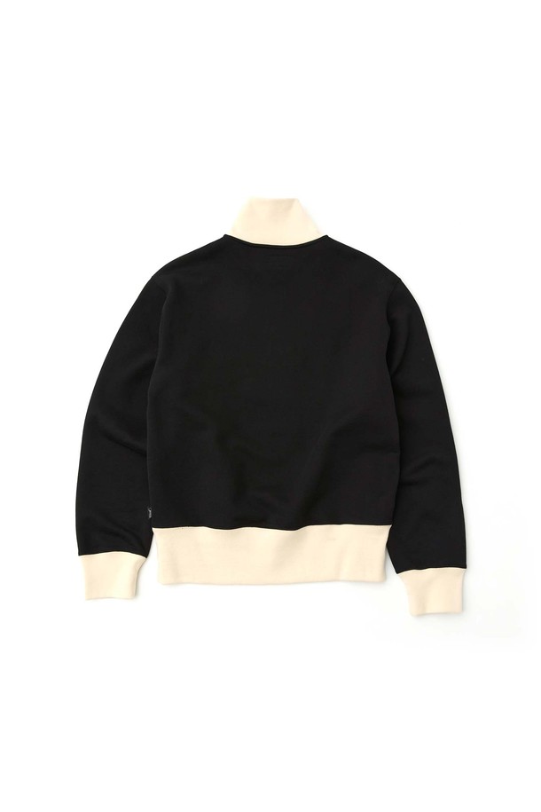 **레터링 스웨트 하프집업_BLACK**은 겨울철 데일리룩을 위한 상의입니다. 블랙 컬러에 하이넥 디자인과 하프 집업 여밈 방식으로 클래식하고 캐주얼한 스타일을 연출합니다. 두꺼운 두께감의 면 소재로 제작되었으며, 레터링과 로고 패턴이 특징입니다. 소매는 긴 기장이며, 스탠다드핏으로 편안하게 착용할 수 있습니다. 밑단 시보리 마감과 배색 디자인, 로고 아플리케 디테일이 돋보입니다.
