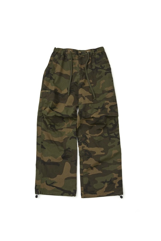 카키 컬러의 하프밴딩 카모 팬츠는 남성 고객을 위한 캐주얼, 밀리터리 스타일의 와이드핏 바지입니다. 봄, 가을 시즌에 적합하며, 허리 E-밴드와 스트링, 밑단 조절 스트링으로 편안한 착용감을 제공합니다. 립스탑 원단으로 제작되어 내구성이 뛰어나고, 사이드 월트포켓, 후면 벨크로 플랩 아웃포켓, 후면 포인트 라벨 등의 디테일이 돋보입니다. 동네 마실룩, 여행룩, 캠핑룩 등 다양한 TPO에 워크웨어, 스트리트 스타일로 연출하기 좋습니다.
