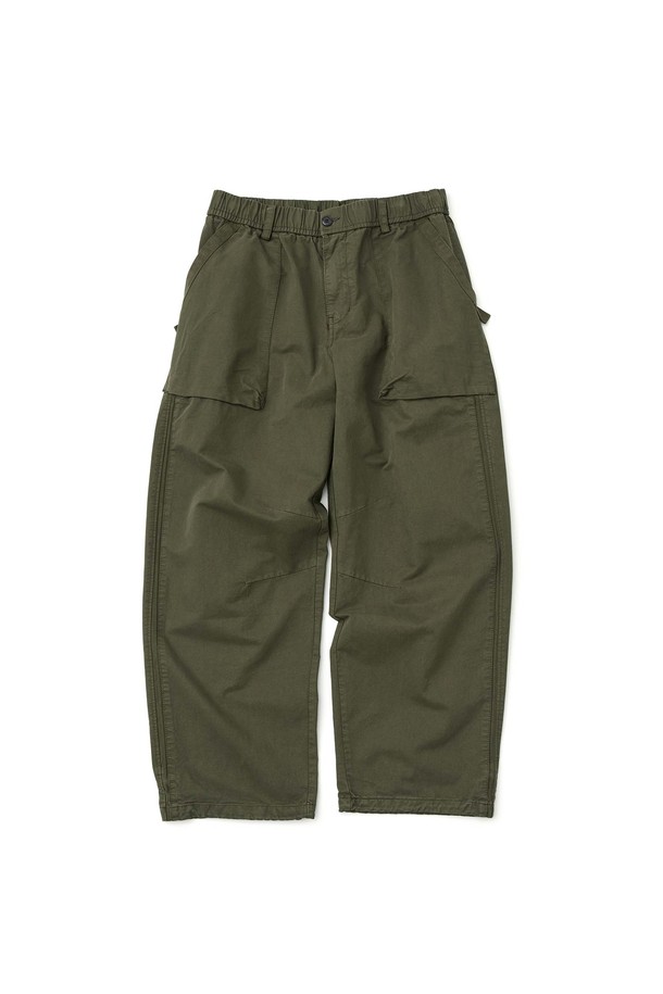 카키 컬러의 밴딩 퍼티그 팬츠입니다. 면 소재로 제작되어 편안한 착용감을 제공하며, 봄, 가을에 활용하기 좋습니다. 와이드핏으로 트렌디한 실루엣을 연출하며, 밀리터리, 캐주얼 스타일을 모두 소화할 수 있습니다. 바이오 워싱 가공, 사이드 포켓, 웨빙 및 자카드 테이프 디테일, 무릎 다트, 밑단 스트링 등의 디테일이 돋보입니다. 동네 마실룩, 여행룩, 가을 나들이룩에 캐주얼, 클래식, 미니멀 무드로 코디해보세요.
