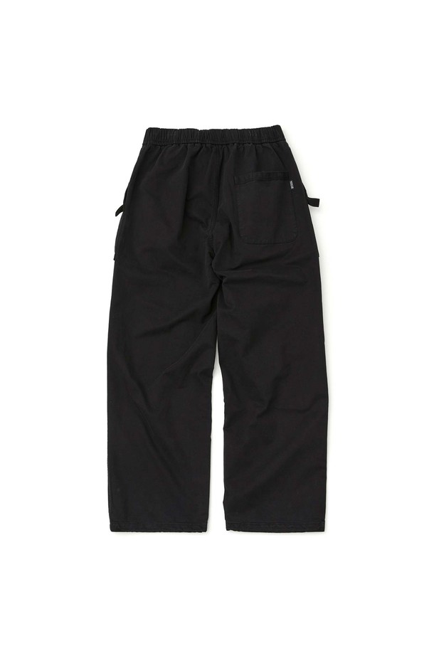 블랙 컬러의 밴딩 퍼티그 팬츠입니다. 허리 E-밴딩과 밑단 스트링으로 편안한 착용감을 제공하며, 와이드핏으로 스타일리시함을 더했습니다. 면 소재에 바이오 워싱 가공을 더해 부드러운 촉감을 선사하며, 사이드 포켓과 웨빙/자카드 테이프 디테일, 무릎 다트 디테일이 밀리터리 무드를 연출합니다. 일상생활은 물론, 동네 마실룩과 여행룩에 활용하기 좋은 아이템입니다. 캐주얼, 미니멀, 워크웨어 스타일을 즐겨 입는 분들께 추천합니다.
