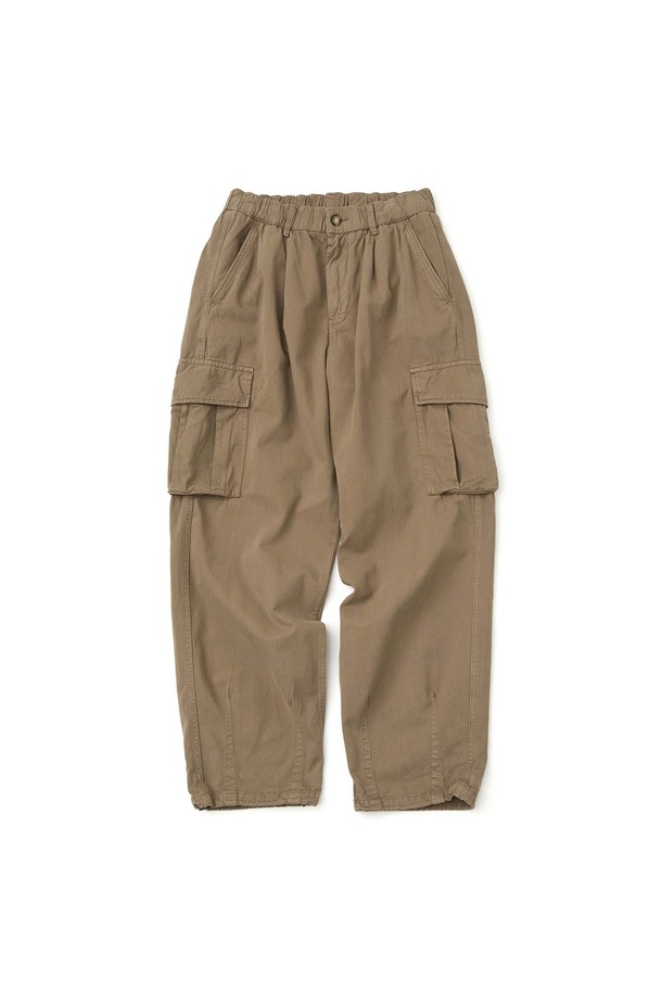 워시드 밴딩 카고 팬츠_카키는 캐주얼, 밀리터리 스타일을 결합한 남성용 카고 팬츠입니다. 봄, 가을에 착용하기 좋으며, 허리 E-밴딩과 밑단 스트링으로 편안한 착용감을 제공합니다. 바이오 워싱 가공된 면 소재로 제작되어 부드러운 촉감을 느낄 수 있으며, 와이드핏으로 트렌디한 스타일을 연출합니다. 카고 포켓, 후면 플랩 포켓, 허리 무광 단추, 후면 포인트 라벨 등 디테일이 돋보입니다. 동네 마실룩, 여행룩, 캠핑룩 등 다양한 TPO에 활용하기 좋습니다.
