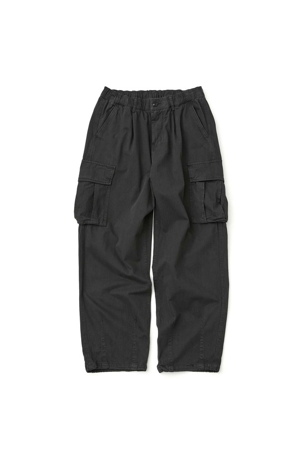 워싱드 밴딩 카고팬츠_BLACK는 빈티지하면서도 캐주얼한 무드를 연출하는 남성용 카고 팬츠입니다. 사계절 내내 활용 가능한 긴 기장의 블랙 컬러 면 소재 바지로, 바이오 워싱 가공을 거쳐 자연스러운 질감을 줍니다. 허리 E-밴딩으로 편안한 착용감을 제공하며, 밑단 스트링으로 다양한 스타일을 연출할 수 있습니다. 카고 포켓, 후면 플랩 포켓, 허리 무광 단추, 후면 포인트 라벨 등의 디테일이 돋보입니다. 동네 마실룩이나 여행룩 등 폭넓게 활용 가능한 워크웨어 스타일의 아이템입니다.
