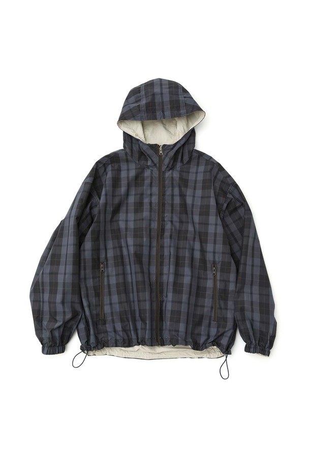 네이비 컬러의 리버시블 빅체크 후드쉘파카는 가을, 겨울 시즌 캐주얼 및 스포티 스타일을 연출하기 좋은 남성용 아우터입니다. 겉감은 빅 체크 패턴으로, 안감은 단색으로 디자인되어 있어 하나의 제품으로 다양한 스타일을 연출할 수 있습니다. 두께감 있는 소재로 보온성을 높였으며, 일상생활과 가벼운 산책 등 다양한 TPO에 활용하기 좋습니다. 레귤러 핏에 집업 스타일로 편안하게 착용 가능하며, 후드 스트링, 밑단 조절, 손목 밴딩, 나일론 지퍼 등의 디테일로 기능성을 더했습니다. 캐주얼, 스포티, 미니멀한 스타일을 즐기는 남성분들께 추천합니다.
