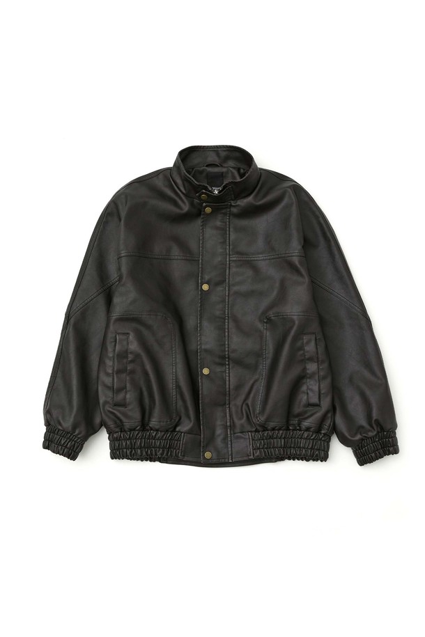 세련된 남성 스타일을 완성하는 하이넥 폭스레더 블루종_BLACK입니다. 부드러운 촉감의 폴리에스테르 소재에 바이오 워싱 처리를 더해 고급스러운 분위기를 자아냅니다. 세미 오버핏으로 편안한 착용감을 선사하며, 스탠드 카라와 비조 디테일이 특징입니다. 하프 래글런 소매와 E-밴드 적용으로 활동성을 높였으며, 겨울철 캐주얼 및 미니멀, 클래식 스타일 연출에 용이합니다. 데일리룩 또는 출근룩으로 활용하여 세련된 겨울 스타일을 완성해 보세요.
