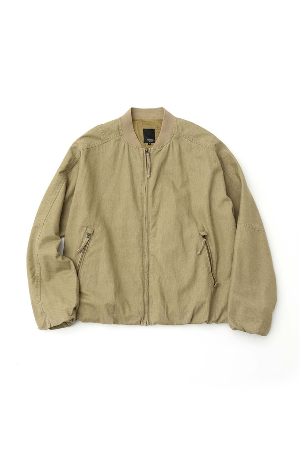 워싱 코튼 소재의 MA-1 점퍼_베이지는 남성용 아우터입니다. 부드러운 촉감의 워싱 가공된 면 소재로 제작되었으며, 봄, 가을에 착용하기 좋은 얇은 두께감의 점퍼입니다. 레귤러핏으로 캐주얼하고 밀리터리 스타일을 연출하며, 무지 디자인에 금속 지퍼, 넥 시보리, 소매 & 몸판 이너 E-밴드 처리로 디테일을 더했습니다. 동네 마실룩, 가을 나들이룩에 활용하기 좋으며, 캐주얼, 미니멀, 클래식 스타일을 즐겨 입는 분들께 추천합니다.
