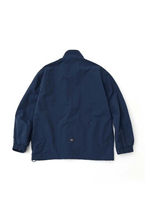 네이비 컬러의 콘트라스트 헌팅 재킷입니다. 남성용 아우터로, 봄, 가을 시즌에 일상 및 아웃도어 활동에 적합합니다. 빈티지하면서도 내추럴한 무드를 자아내며, 무지 패턴에 레귤러 핏으로 제작되었습니다. 하이넥 디자인과 배색 안감, 이중 아웃포켓, 2WAY 지퍼, 손목 스냅 조절, 밑단 스트링, 후면 하단 포인트 라벨 등의 특징을 갖추고 있습니다. 폴리에스테르와 나일론 혼방 소재로 제작되어 중간 두께감과 내추럴한 촉감을 제공하며, 캐주얼, 클래식, 미니멀 스타일을 연출하기 좋습니다.
