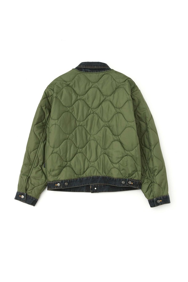 카키 컬러의 데님 레이어 퀼팅 재킷입니다. 립스탑 나일론과 데님 소재를 조합하여 제작되었으며, 어니언 퀼팅 디자인과 무광 캠톤 디테일이 특징입니다. 5온즈 충전재를 사용하여 보온성과 경량성을 동시에 갖춰 간절기에 활용하기 좋습니다. 레귤러핏으로 편안하게 착용 가능하며, 캐주얼, 미니멀, 클래식 스타일을 즐기는 분들께 추천합니다. 동네 마실룩, 산책룩, 가을 나들이룩에 매치하여 멋스러운 스타일을 연출해보세요. 스냅 버튼으로 간편하게 여밀 수 있으며, 긴 소매 기장으로 제작되었습니다.
