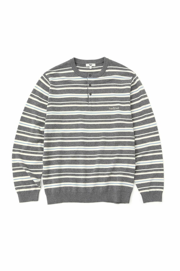 멀티 스트라이프 헨리넥 니트_GREY는 부드러운 촉감의 면 소재로 제작되어 편안한 착용감을 선사합니다. 그레이와 화이트 컬러의 멀티 스트라이프 패턴이 캐주얼하면서도 세련된 느낌을 더해줍니다. 12게이지 2합 플레인 조직으로 제작되어 내구성이 뛰어나며, 헨리넥 디자인으로 포인트를 주었습니다. 봄, 가을 시즌 데이트룩, 카페룩 등 다양한 TPO에 활용하기 좋으며, 레귤러 핏으로 제작되어 깔끔한 실루엣을 연출합니다. 단독으로 착용하거나, 셔츠와 레이어드하여 미니멀, 클래식 스타일을 연출할 수 있습니다.
