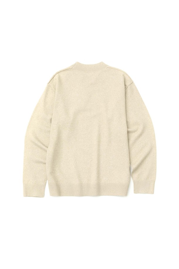 미니멀 크루넥 니트_BEIGE는 심플하고 내추럴한 스타일을 연출하는 공용 니트입니다. 베이지, 블랙, 밀란지 세 가지 색상으로 출시되었으며, 봄, 가을, 겨울 계절에 착용하기 좋습니다. 스탠다드 핏에 긴 소매 기장으로 제작되었으며, 부드러운 촉감이 특징입니다. 폴리에스터, 나일론, 폴리우레탄 혼방 소재로 제작되었으며, 리버스 봉제선 디테일을 더해 미니멀한 디자인에 포인트를 주었습니다. 세미 목크 형태의 크루넥 라인으로 겨울 데일리룩, 미니멀, 클래식, 캐주얼 스타일과 잘 어울립니다.
