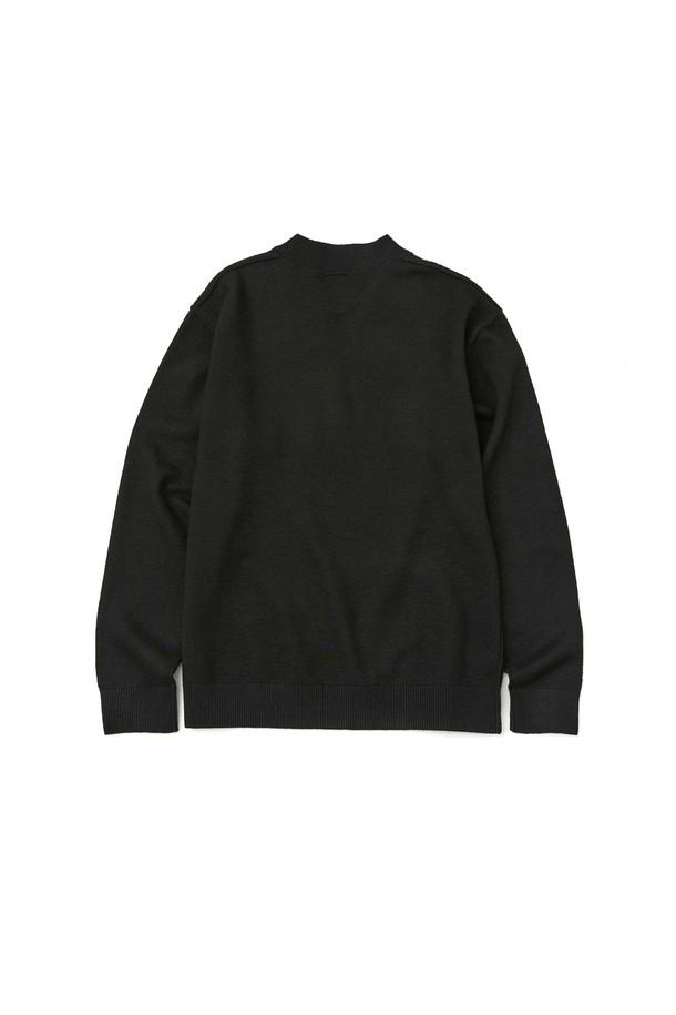 미니멀 크루넥 니트_BLACK는 가을과 겨울, 겨울 데일리룩에 적합한 남녀 공용 상의입니다. 부드러운 촉감의 폴리에스테르, 나일론, 폴리우레탄 혼방 소재로 제작되어 편안한 착용감을 선사합니다. 스탠다드 핏에 긴소매, 레귤러 기장으로, 미니멀하고 베이직한 스타일을 연출합니다. 크루넥과 세미목크 디자인으로 다양한 스타일링이 가능하며, 리버스 봉제선 디테일이 유니크함을 더합니다. 심플하고 세련된 무드로, 미니멀, 클래식, 캐주얼 스타일을 즐기는 분들께 추천합니다.
