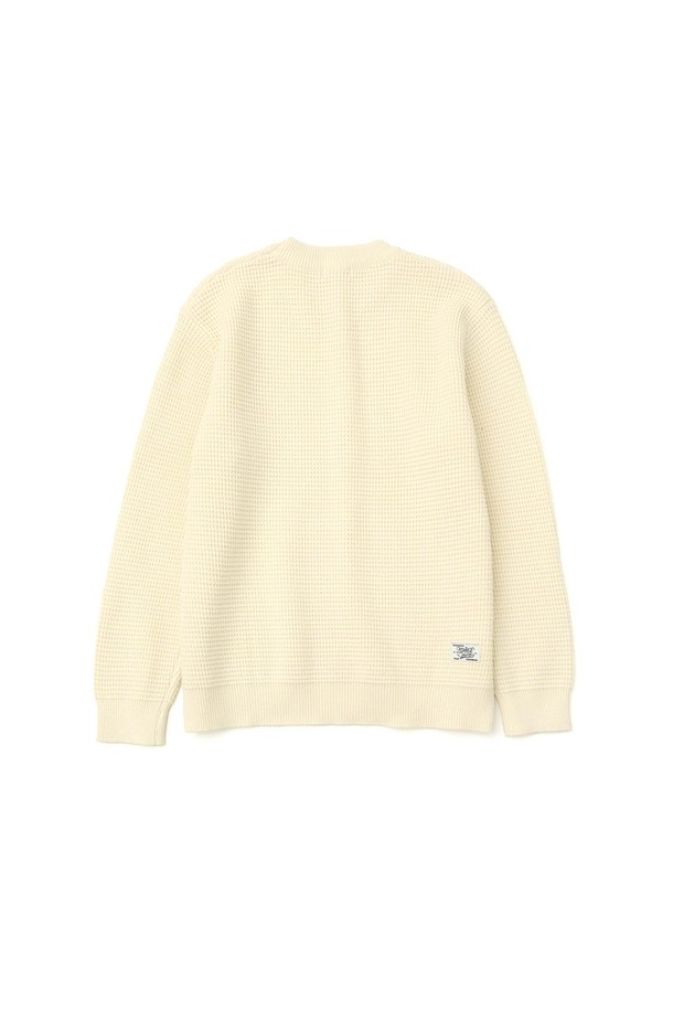 아이보리 컬러의 와플 크루넥 니트입니다. 폴리에스테르, 레이온, 아크릴, 나일론 혼방 소재로 제작되어 부드러운 촉감을 선사합니다. 라운드넥에 긴 소매, 스탠다드핏으로 클래식하고 미니멀한 스타일을 연출하기 좋습니다. 데이트룩, 카페룩과 같은 TPO에 활용하기 좋으며, 와플 패턴이 특징입니다. 뒷면에는 포인트 라벨이 있습니다.
