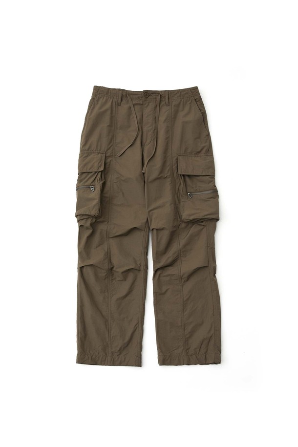 파라슈트 팬츠_BROWN은 남녀 모두 착용 가능한 캐주얼, 스트릿 스타일의 와이드/루즈핏 긴바지입니다. 봄, 가을에 적합하며, 무지 디자인에 나일론 소재로 제작되어 뻣뻣한 촉감을 줍니다. 카고 포켓과 스트링 디테일이 특징이며, 여행룩, 캠핑룩, 미니멀한 스타일 연출에 활용하기 좋습니다. 밴딩 처리로 편안한 착용감을 선사합니다. 루즈핏으로 활동성을 높인 데일리 팬츠입니다.
