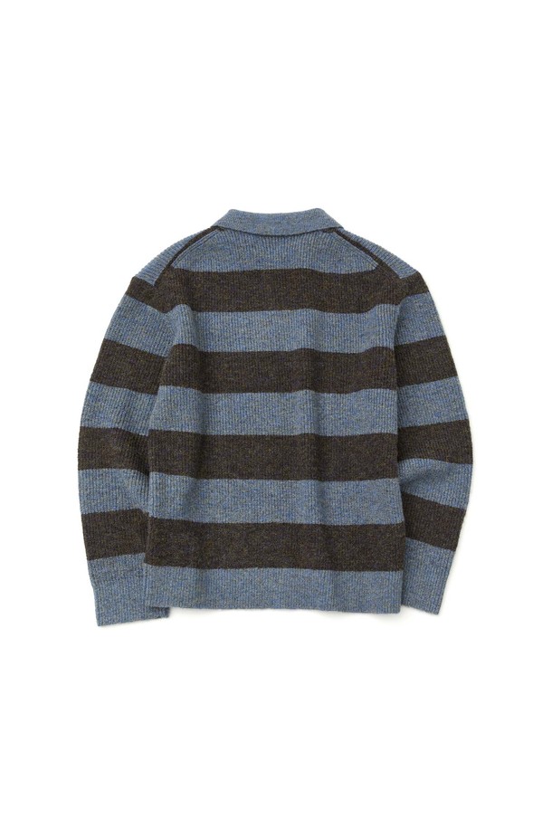 라이트 블루 컬러의 볼드 스트라이프 카라 니트입니다. 봄, 가을에 어울리는 부드러운 니트 소재로 제작되어 편안한 착용감을 선사합니다. 캐주얼, 클래식, 미니멀 스타일을 모두 소화할 수 있으며, 데이트룩, 봄 소풍룩에 활용하기 좋습니다. 레귤러핏에 긴 소매 기장으로, 다양한 하의와 매치하여 스타일리시한 연출이 가능합니다. 스트라이프 패턴과 카라 디테일이 돋보이는 디자인으로, 베이직하면서도 세련된 느낌을 더합니다.
