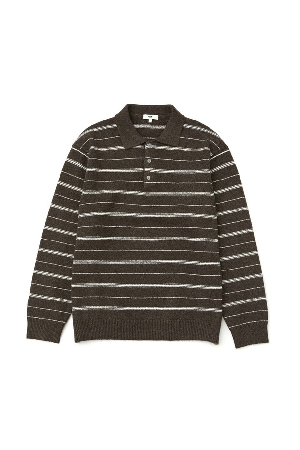 **스트라이프 카라 니트_BROWN**는 남성용 상의 니트/스웨터입니다. 가을, 겨울에 착용하기 좋으며, 캐주얼하고 베이직한 스타일을 연출합니다. 브라운 컬러에 레귤러핏, 긴소매, 두꺼운 두께감과 부드러운 촉감의 니트 소재로 제작되었습니다. 스트라이프 패턴과 폴로 스타일 카라 디자인이 특징이며, 출근룩이나 데이트룩에 활용하기 좋습니다. 캐주얼, 클래식, 미니멀 스타일을 즐겨 입는 남성에게 추천합니다.
