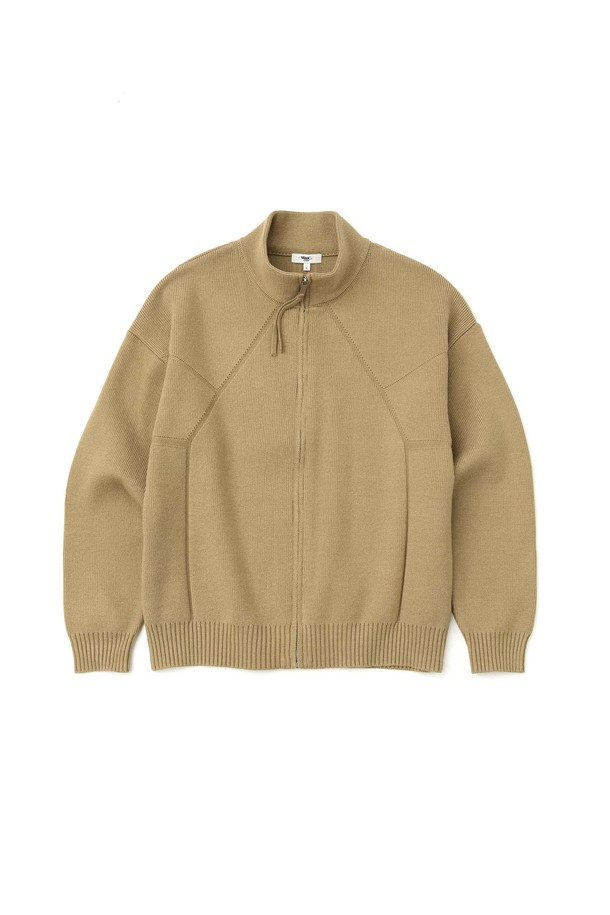 베이직과 캐주얼 무드를 넘나드는 남성용 레이싱 니트 가디건입니다. 부드러운 촉감의 두꺼운 니트 소재로 제작되어 가을, 겨울 시즌에 따뜻하게 착용할 수 있습니다. 하이넥 디자인과 집업 여밈 방식이 특징이며, 레이싱 디자인 디테일이 세련된 포인트를 더합니다. 루즈핏으로 편안한 착용감을 선사하며, 출근룩과 모임룩 등 다양한 TPO에 활용 가능합니다. 캐주얼, 클래식, 미니멀 스타일 모두 소화 가능한 활용도 높은 아이템입니다.
