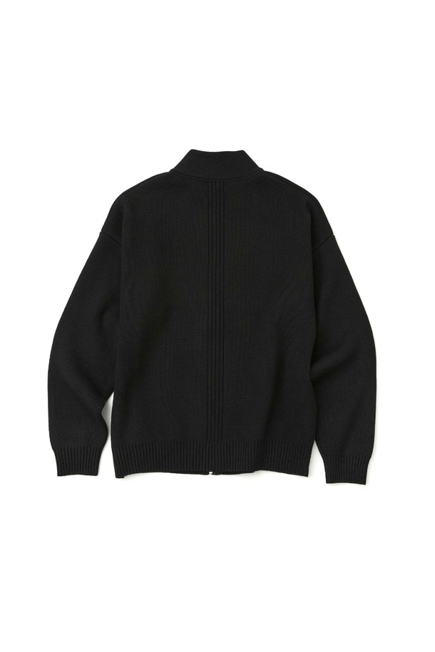 블랙 컬러의 레이싱 니트 가디건입니다. 부드러운 니트 소재로 제작되어 가을, 겨울 시즌에 따뜻하게 착용할 수 있습니다. 하이넥 디자인과 집업 여밈 방식으로, 캐주얼하면서도 스포티한 스타일을 연출합니다. 레귤러핏으로 제작되었으며, 일상복뿐만 아니라 출근룩으로도 활용 가능합니다. 레이싱 디자인이 돋보이는 두꺼운 두께감의 긴소매 가디건입니다.
