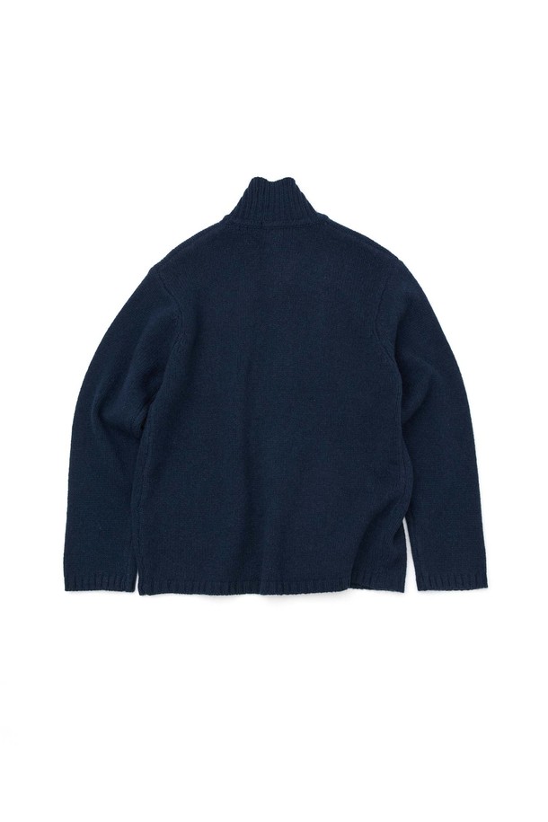 네이비 컬러의 하이넥 가디건입니다. 부드러운 니트 소재로 제작되어 가을, 겨울철 따뜻하게 착용할 수 있으며, 레귤러 핏으로 편안한 착용감을 선사합니다. 베이직하고 클래식한 디자인으로 출근룩은 물론 다양한 일상 스타일에 활용하기 좋습니다. 하이넥 디자인과 두꺼운 두께감으로 보온성을 높였으며, 버튼 여밈 방식과 포켓 디테일이 특징입니다. 긴 소매 기장으로 안정감을 더했습니다.
