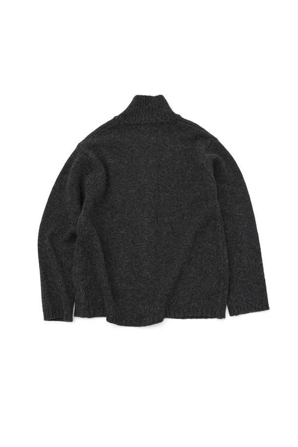 차콜 그레이 색상의 하이넥 가디건입니다. 울 소재로 제작되어 부드러운 촉감과 따뜻함을 선사하며, 가을과 겨울에 착용하기 좋습니다. 미니멀하고 베이직한 디자인으로 다양한 스타일 연출에 활용할 수 있습니다. 레귤러핏으로 편안하게 착용 가능하며, 긴 소매와 두꺼운 두께감으로 보온성을 높였습니다. 버튼 디테일이 돋보이는 클래식한 디자인의 데일리 아이템입니다.
