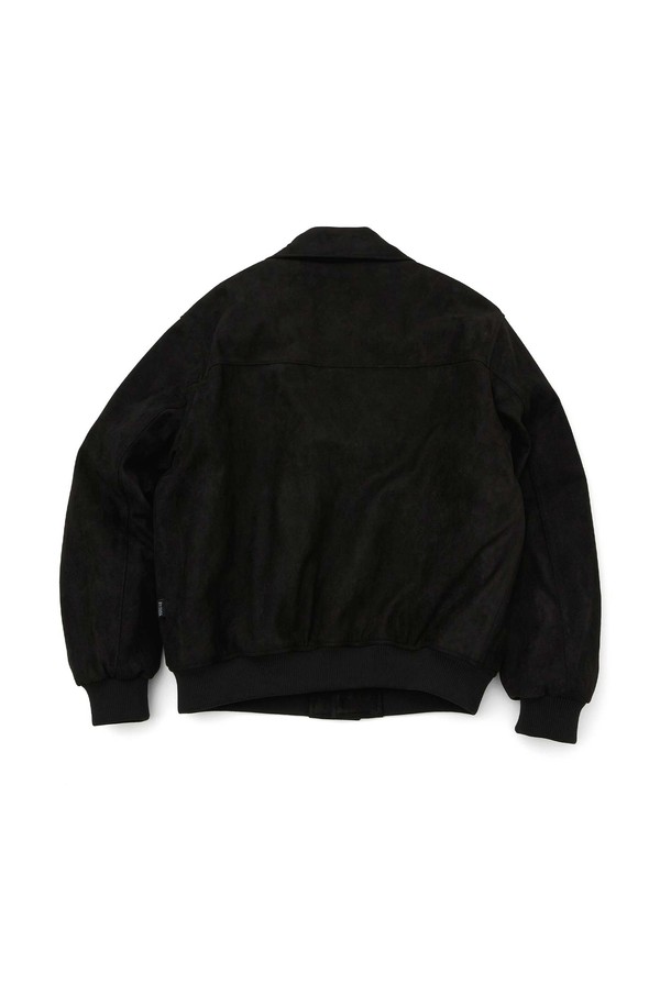 부드러운 스웨이드 질감의 블랙 컬러 '스웨이드 라이크 카라 블루종'입니다. 캐주얼하고 베이직한 스타일로, 봄, 가을 간절기에 활용하기 좋습니다. 크롭 기장에 루즈핏으로 편안한 착용감을 선사하며, 버튼 여밈 방식과 카라 디테일이 특징입니다. 데일리룩에 포인트 아이템으로 활용하여 미니멀한 스타일을 연출해보세요. 긴 소매 기장으로 다양한 룩에 매치하기 용이합니다.
