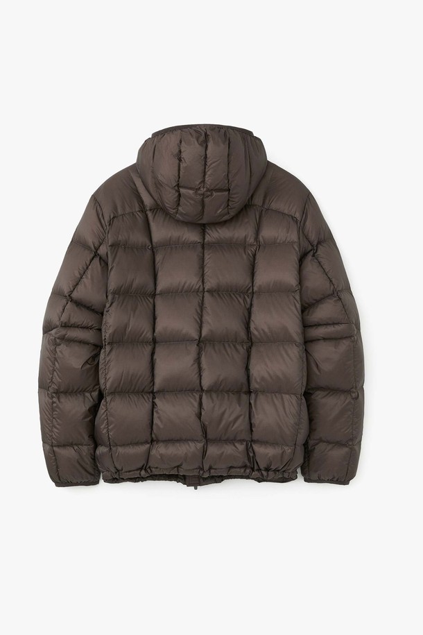 세련된 디자인의 스퀘어 퀼팅 다운 재킷_브라운입니다. 겨울철 추위를 막아줄 두꺼운 두께감과 보온성을 자랑하며, 가볍고 부드러운 나일론 소재를 사용하여 편안한 착용감을 선사합니다. 캐주얼하고 베이직한 스타일로, 오버핏 디자인과 크롭 기장이 트렌디한 분위기를 연출합니다. 집업 방식으로 간편하게 착용할 수 있으며, 숏패딩 스타일의 푸퍼 재킷으로 다양한 룩에 활용하기 좋습니다. 퀼팅 디테일이 돋보이는 이 제품은 일상생활에서 스타일리시하게 연출하기에 적합합니다.
