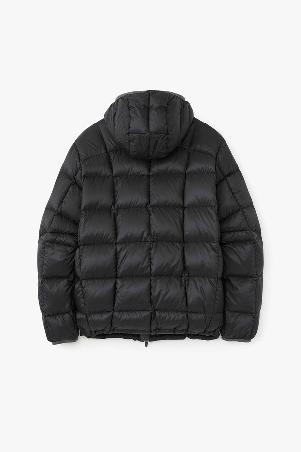 블랙 컬러의 스퀘어 퀼팅 다운 재킷입니다. 나일론 소재로 제작되어 부드러운 촉감을 선사하며, 두꺼운 두께감으로 뛰어난 보온성을 제공합니다. 미니멀하고 캐주얼한 스타일로, 오버핏 디자인과 크롭 기장이 특징입니다. 집업 방식으로 간편하게 착용 가능하며, 겨울철 일상복으로 활용하기 좋습니다. 
