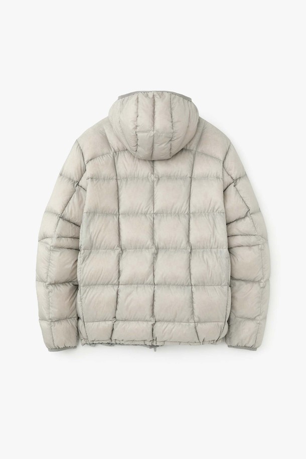 그레이 컬러의 스퀘어 퀼팅 다운 재킷입니다. 오버핏으로 제작되어 편안한 착용감을 선사하며, 겨울철 보온성을 책임지는 두꺼운 두께감의 패딩입니다. 미니멀하고 캐주얼한 스타일로, 다양한 룩에 활용하기 좋습니다. 나일론 소재로 제작되어 부드러운 촉감을 느낄 수 있으며, 푹신한 충전재와 퀼팅 패턴이 특징입니다. 집업 방식으로 간편하게 착용 가능하며, 긴 소매 기장과 경량 기능으로 활동성을 더했습니다.
