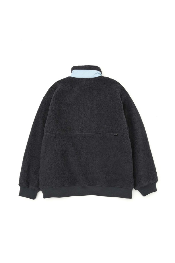 네이비 컬러의 플리스 아노락입니다. 가을, 겨울 시즌에 어울리는 스포티하고 캐주얼한 스타일로, 일상생활에서 편안하게 착용하기 좋습니다. 나일론 배색 포인트 디자인과 사선 포켓, 앞넥 플라켓, 비슬론 지퍼, 립 마감 처리가 특징입니다. 세미오버핏으로 제작되어 편안한 착용감을 선사하며, 산책룩이나 캠핑룩과 같은 활동적인 TPO에 적합합니다.
