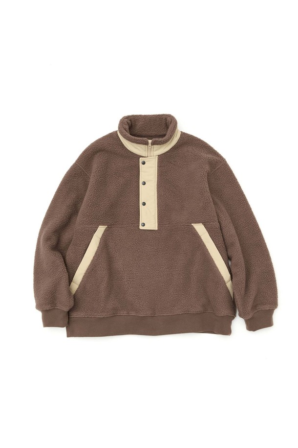 플리스 아노락_BROWN은 가을, 겨울 시즌에 남성 고객을 위해 디자인된 아우터입니다. 부드러운 촉감의 플리스, 폴리에스테르, 나일론 혼방 소재로 제작되어 따뜻하고 편안한 착용감을 제공합니다. 세미 오버핏으로 캐주얼, 스포티한 스타일 연출에 용이하며, 무지 디자인에 브라운 컬러로 미니멀한 매력을 더했습니다. 사선형 나일론 배색 포켓, 앞 넥 플라켓 디테일, 소매와 밑단 립 마감, 나일론 배색 포인트, 비슬론 지퍼를 사용하여 디자인의 완성도를 높였습니다. 두꺼운 두께감으로 보온성을 강화한 레귤러 기장의 아노락입니다.
