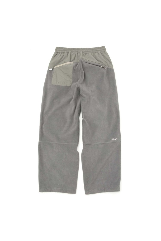 워크 플리스 팬츠_GREY는 편안한 착용감과 스포티한 스타일을 연출하는 플리스 팬츠입니다. 그레이 컬러의 면 소재로 제작되어 부드러운 촉감을 선사하며, 일상복과 애슬레저룩 모두 소화 가능한 활용성을 자랑합니다. 허리 E-밴드와 밴딩 디테일로 편안한 착용감을 제공하며, 허리 및 밑단 스트링으로 핏 조절이 용이합니다. 나일론 투톤 배색과 유틸리티 포켓 디자인으로 포인트를 더했으며, 산책룩과 같은 가벼운 활동에 적합합니다.
