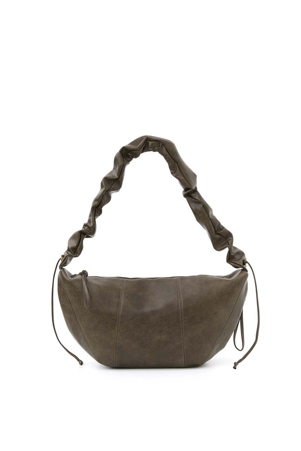 세련된 링클 호보백_브라운은 남성을 위한 미디엄 사이즈 가방입니다. 인조가죽과 폴리에스터 소재로 제작되었으며, 자연스러운 링클 텍스처가 특징입니다. 클래식, 미니멀, 시크 스타일에 어울리며 출근룩, 비즈니스 캐주얼, 모임룩 등 다양한 TPO에 활용할 수 있습니다. 가방 내부에는 지퍼 포켓이 있어 수납이 용이하고, 크로스백 형태로 길이 조절이 가능합니다. 반원 형태의 디자인과 스토퍼 디테일, 지퍼형 잠금 방식으로 실용성을 더했습니다.
