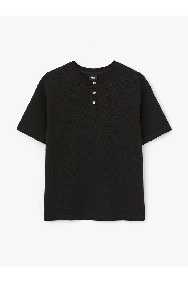 블랙 컬러의 와플 텍스쳐 헨리넥 반팔 티셔츠입니다. 면 소재로 제작되어 편안한 착용감을 선사하며, 봄, 여름 시즌에 활용하기 좋습니다. 베이직하고 캐주얼한 스타일로 일상복으로 적합하며, 단작 단추 디테일과 후면 하단 포인트 라벨로 포인트를 더했습니다. 스탠다드핏으로 제작되어 편안하게 착용 가능하며, 동네 마실룩, 카페룩 등 다양한 TPO에 매치하기 좋습니다. 캐주얼, 미니멀, 클래식 스타일을 즐겨 입는 남성분들께 추천합니다.
