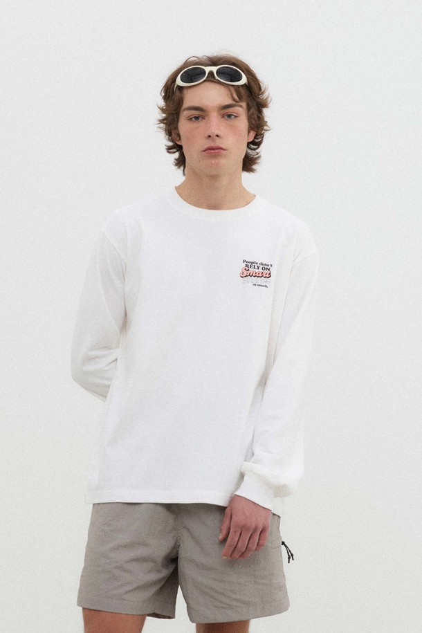 모바일폰 롱슬리브(WHITE)는 캐주얼, 키치 스타일을 즐기는 남성을 위한 면 소재의 긴 소매 티셔츠입니다. 봄, 가을에 적합하며, 세미오버핏으로 편안한 착용감을 선사합니다. 넥 라인부터 어깨 라인까지 이중 봉제 처리하여 내구성을 높였으며, 16수 원단과 텐타&텀블 가공으로 제작되어 부드러운 촉감을 자랑합니다. 뒷면에는 모바일혼 그래픽 로고가 포인트로 들어가 있으며, 일상, 동네 마실룩, 산책룩, 미니멀, 스트리트 스타일 연출에 활용하기 좋습니다.
