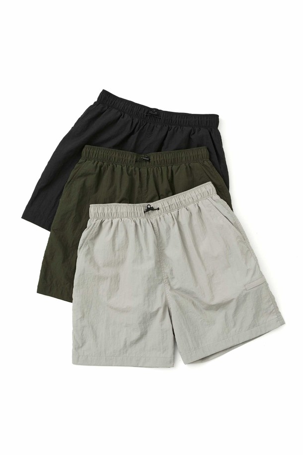 가볍고 시원한 착용감의 액티브 라이트 팬츠입니다. 고밀도 경량 나일론 소재에 메쉬 안감을 더해 통기성을 높였으며, 허리 스트링 조절로 편안한 착용감을 선사합니다. 스포티한 무드의 레귤러핏 숏 팬츠로, 백포켓 포인트 라벨과 고급스러운 스티치, 주름 가공 디테일이 돋보입니다.
