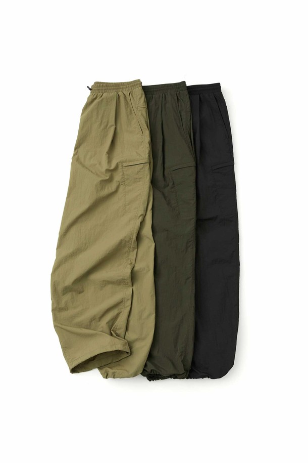 딥플리츠 나일론 팬츠는 캐주얼, 미니멀, 시티보이 스타일을 즐기는 남성을 위한 바지입니다. 봄, 여름 시즌에 적합하며, 동네 마실룩과 여행룩에 어울리는 아이템입니다. 고밀도 경량 나일론 소재로 제작되어 시원한 착용감을 선사하며, 광택을 최소화하여 은은한 멋을 더했습니다. 테이퍼드핏으로 다리가 길어 보이는 효과를 주며, 앞면 턱 디테일, 대각선 포켓, 심라인 커팅 포인트, 고급스러운 스티치 등의 특징을 갖췄습니다. 밴딩 처리로 편안한 착용감을 제공하며, 부드러운 촉감과 얇은 두께로 활동성을 높였습니다.
